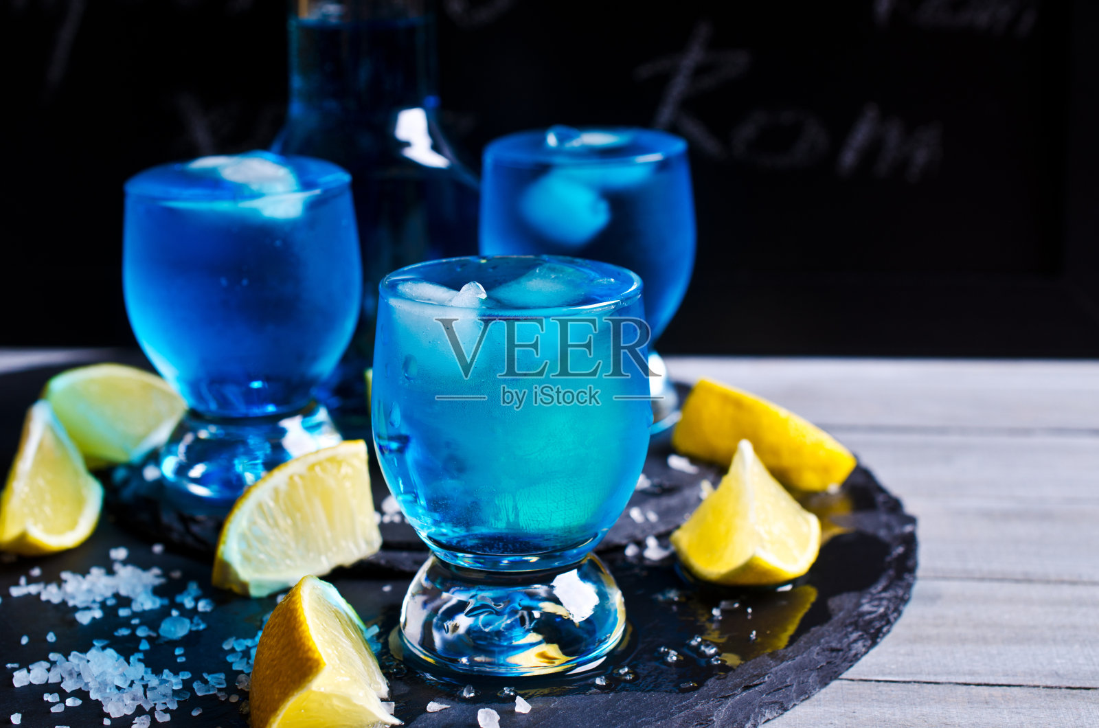 蓝色饮料加冰照片摄影图片