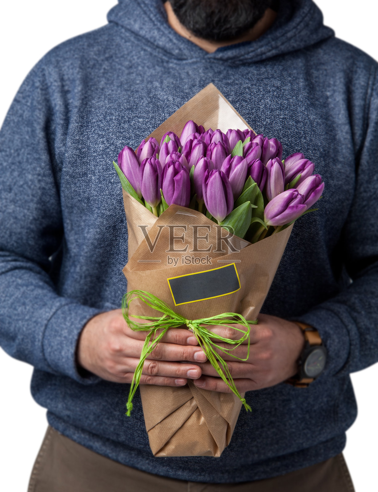 手里拿着花的男人照片摄影图片