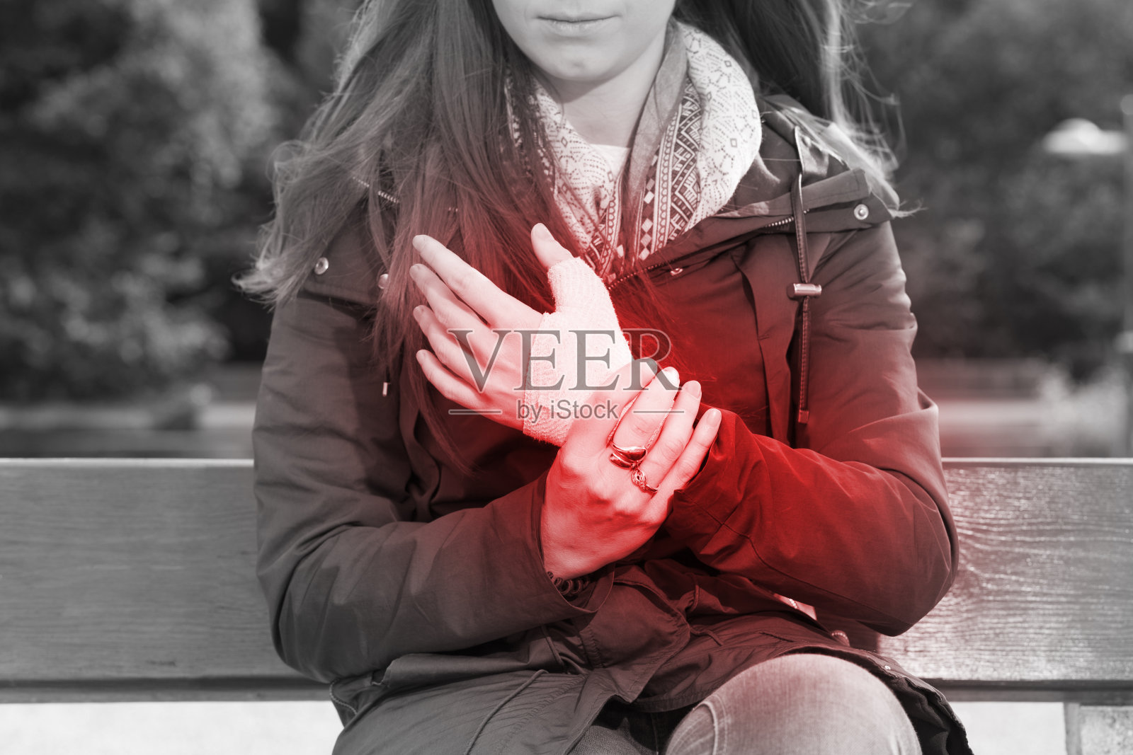 女人用受伤的手腕感到疼痛。照片摄影图片