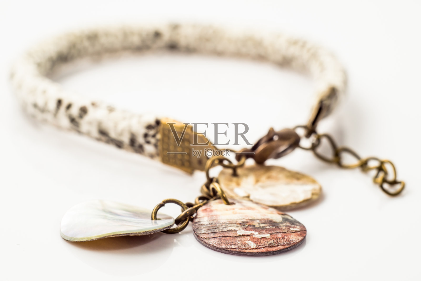 漂亮的手镯，皮革和珍珠的女性珠宝照片摄影图片