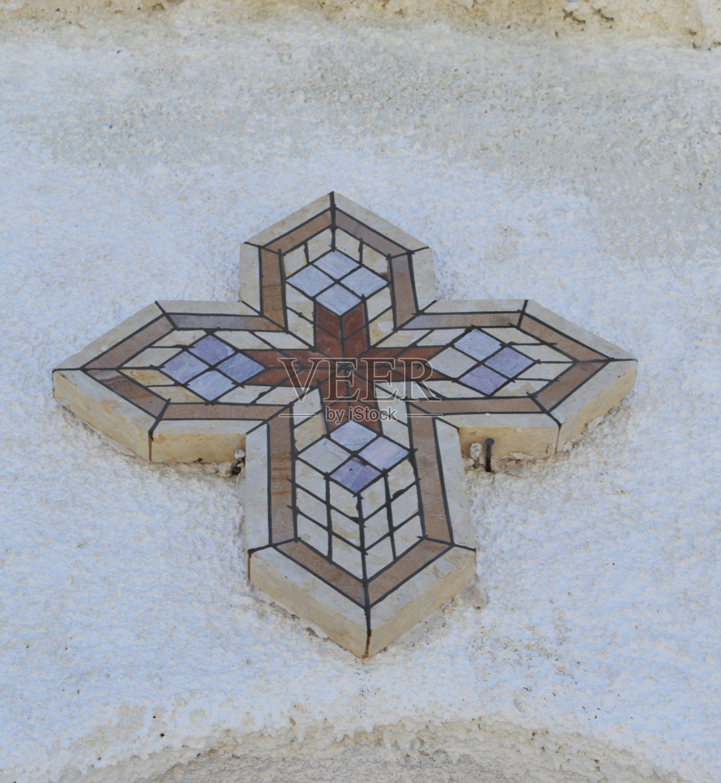 十字架在希腊教堂入口处上方照片摄影图片