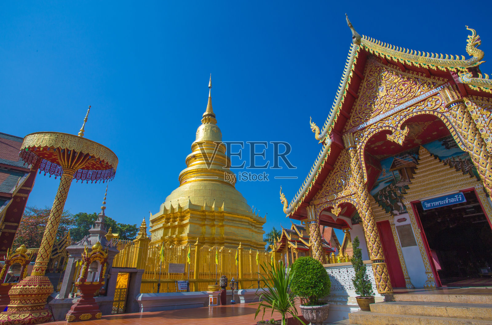 位于兰汶的哈利蓬猜寺的金塔照片摄影图片