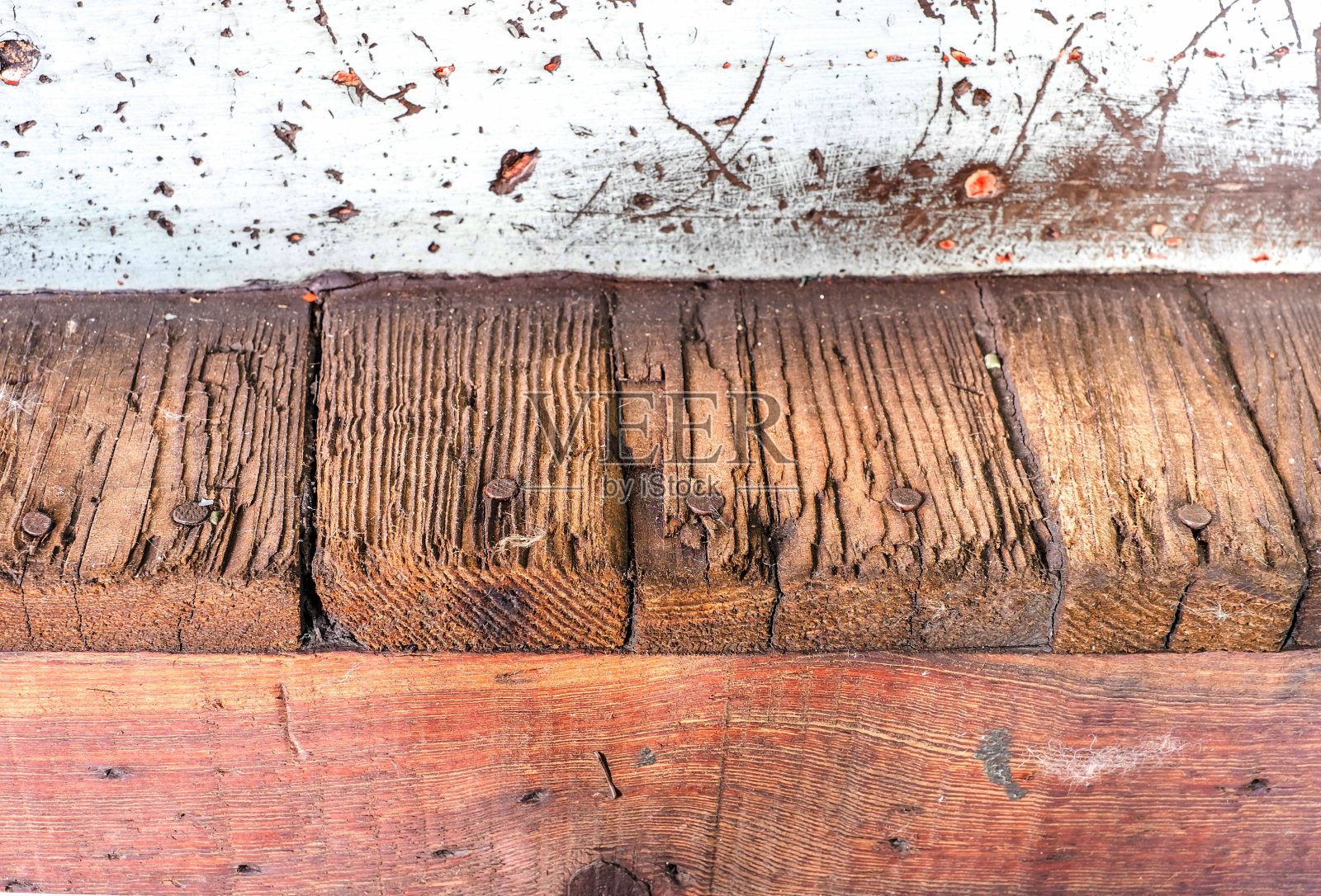 垃圾腐烂的木板和生锈的金属墙，纹理背景照片摄影图片