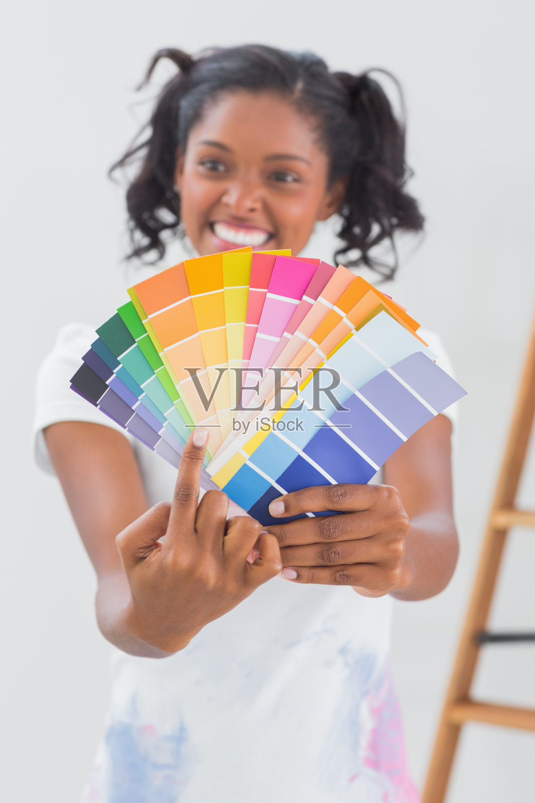 兴奋的女人展示彩色图表并指指点点照片摄影图片