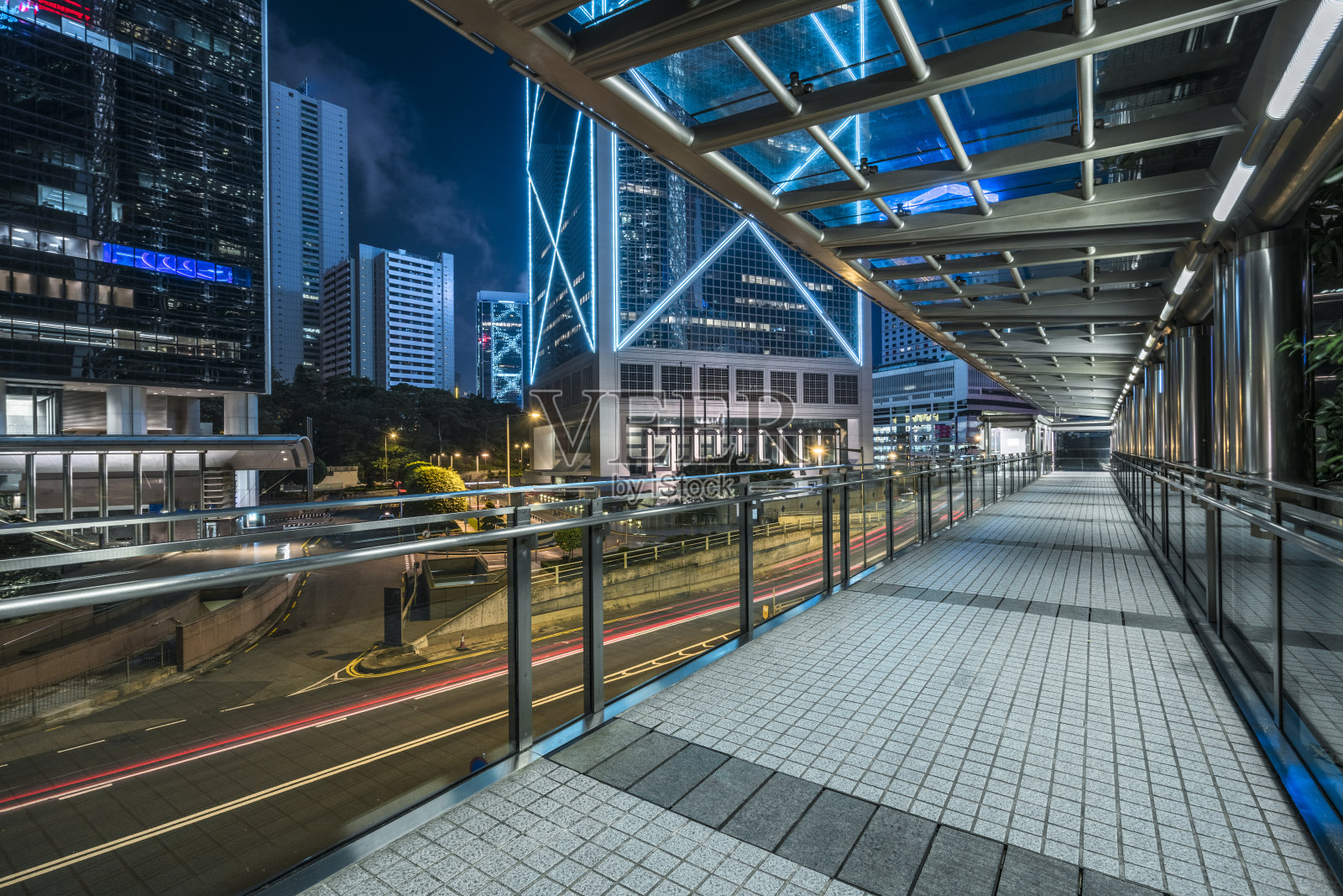 从空中步道可以看到香港市中心的夜景照片摄影图片