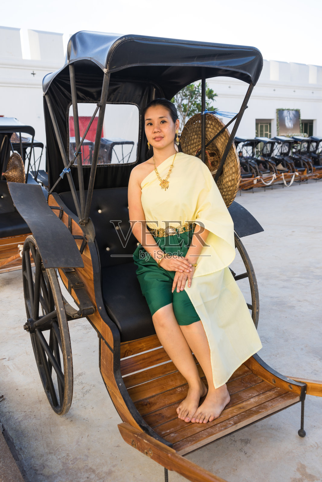 穿着泰国传统服装的妇女照片摄影图片