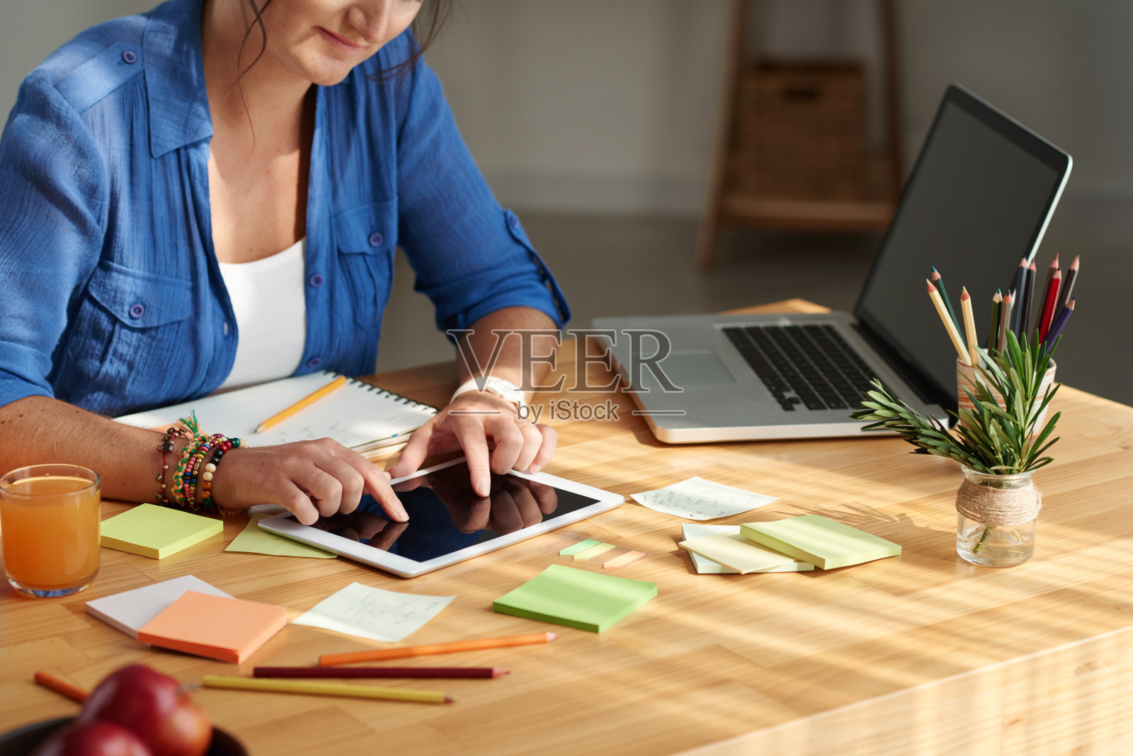使用平板电脑照片摄影图片
