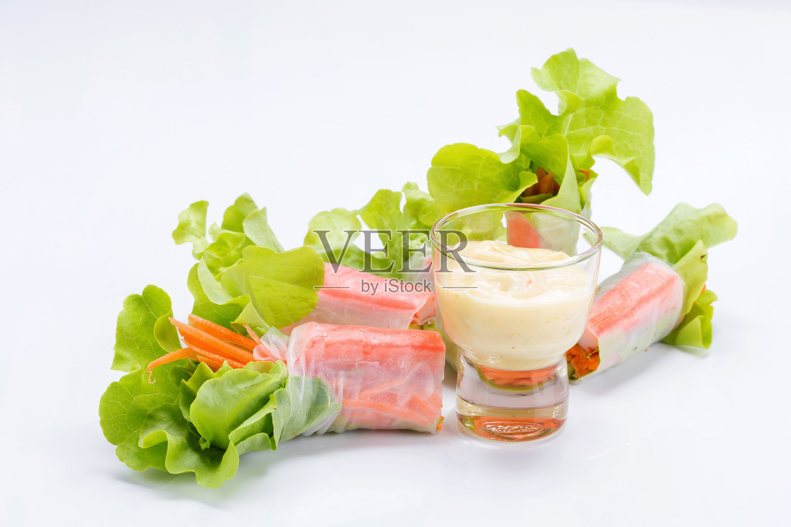 把沙拉卷放在桌上。照片摄影图片