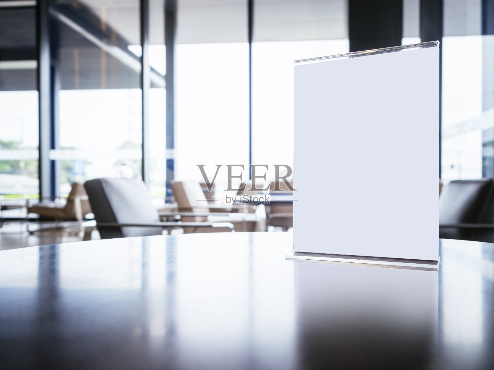 在大厅区域背景的桌子上模拟菜单框架照片摄影图片