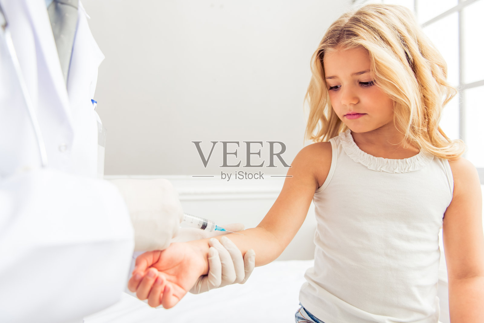 小女孩和儿科医生照片摄影图片