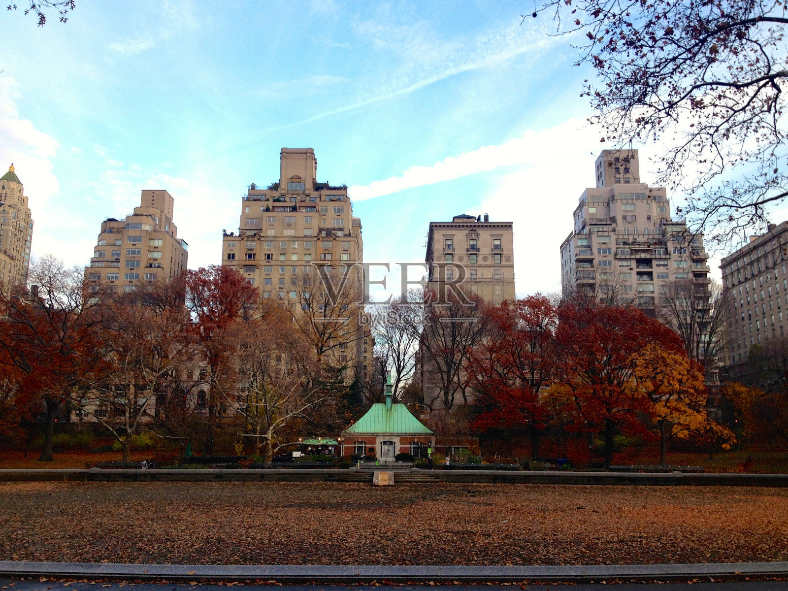 中央公园秋季的温室用水照片摄影图片