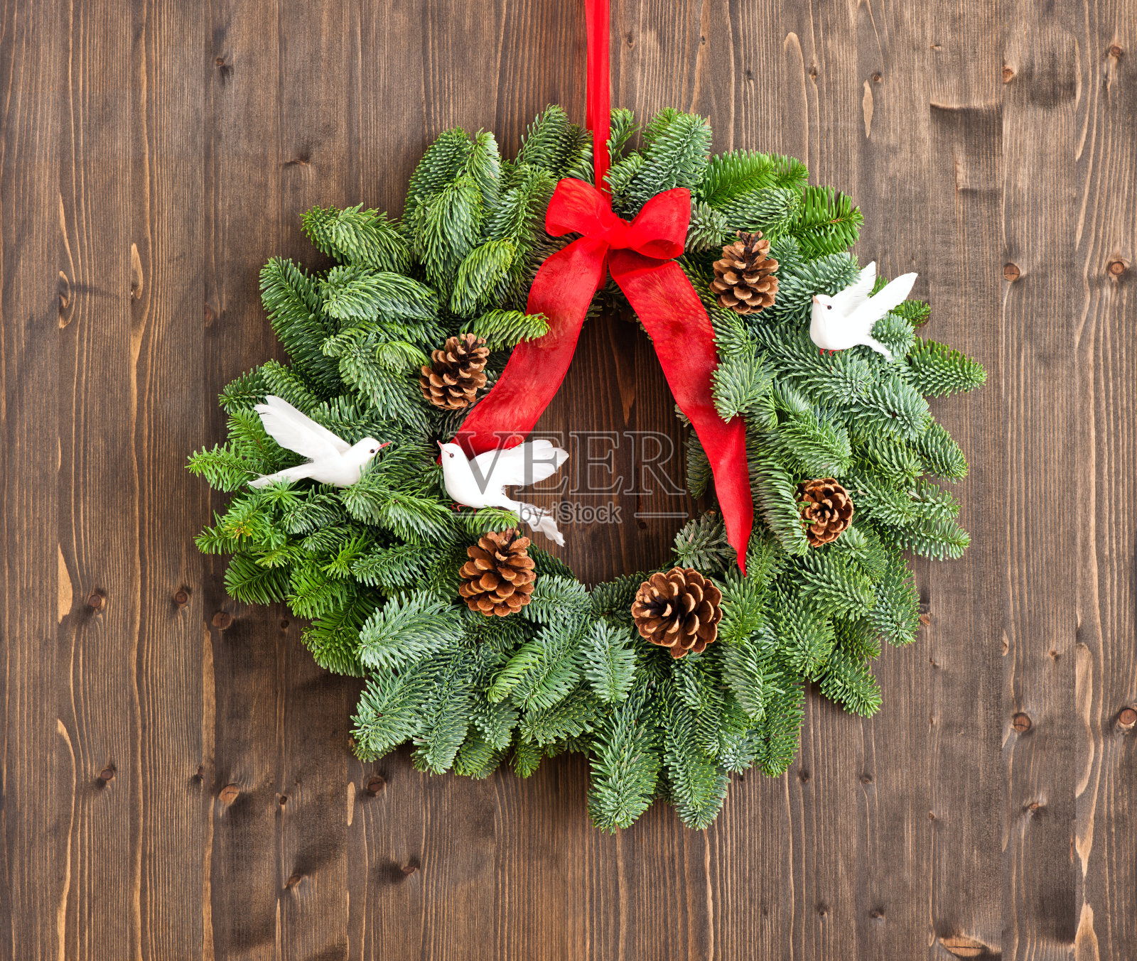 用红丝带装饰的降临节花环照片摄影图片
