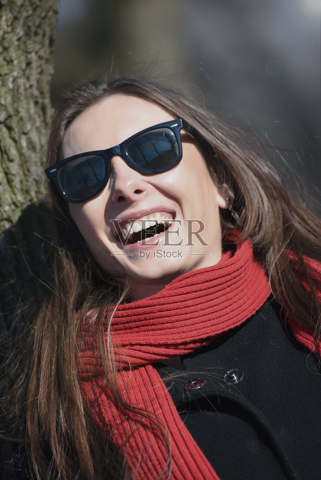 在秋天的公园里微笑的女人照片摄影图片