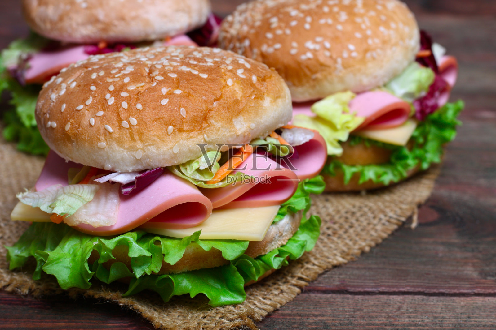 汉堡三明治加香肠，奶酪和蔬菜照片摄影图片