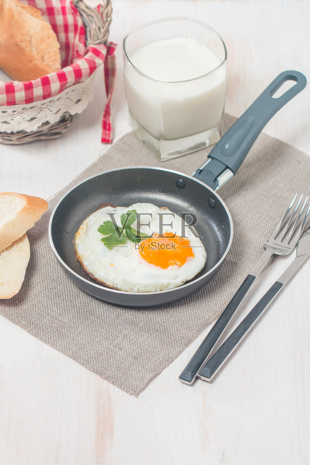 健康早餐在煎锅里煎蛋照片摄影图片