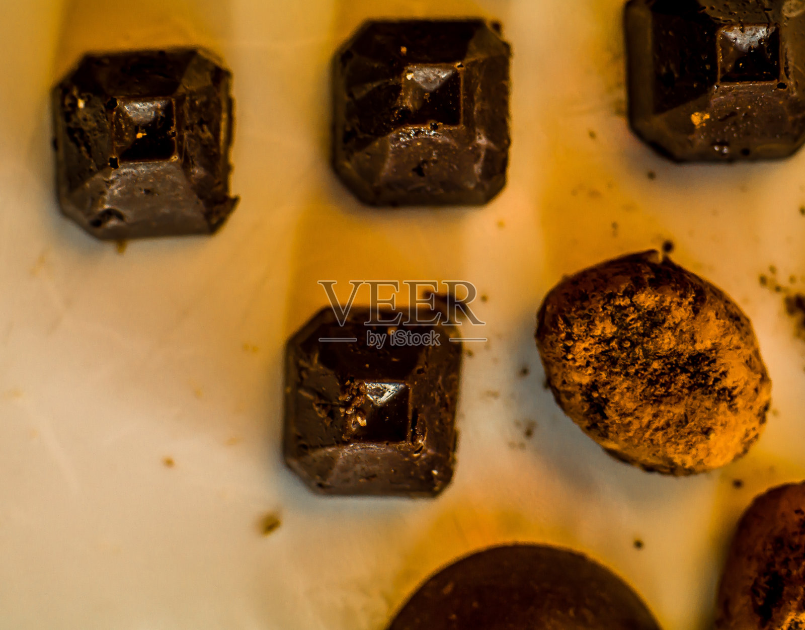 背景模糊的小巧克力糖果照片摄影图片