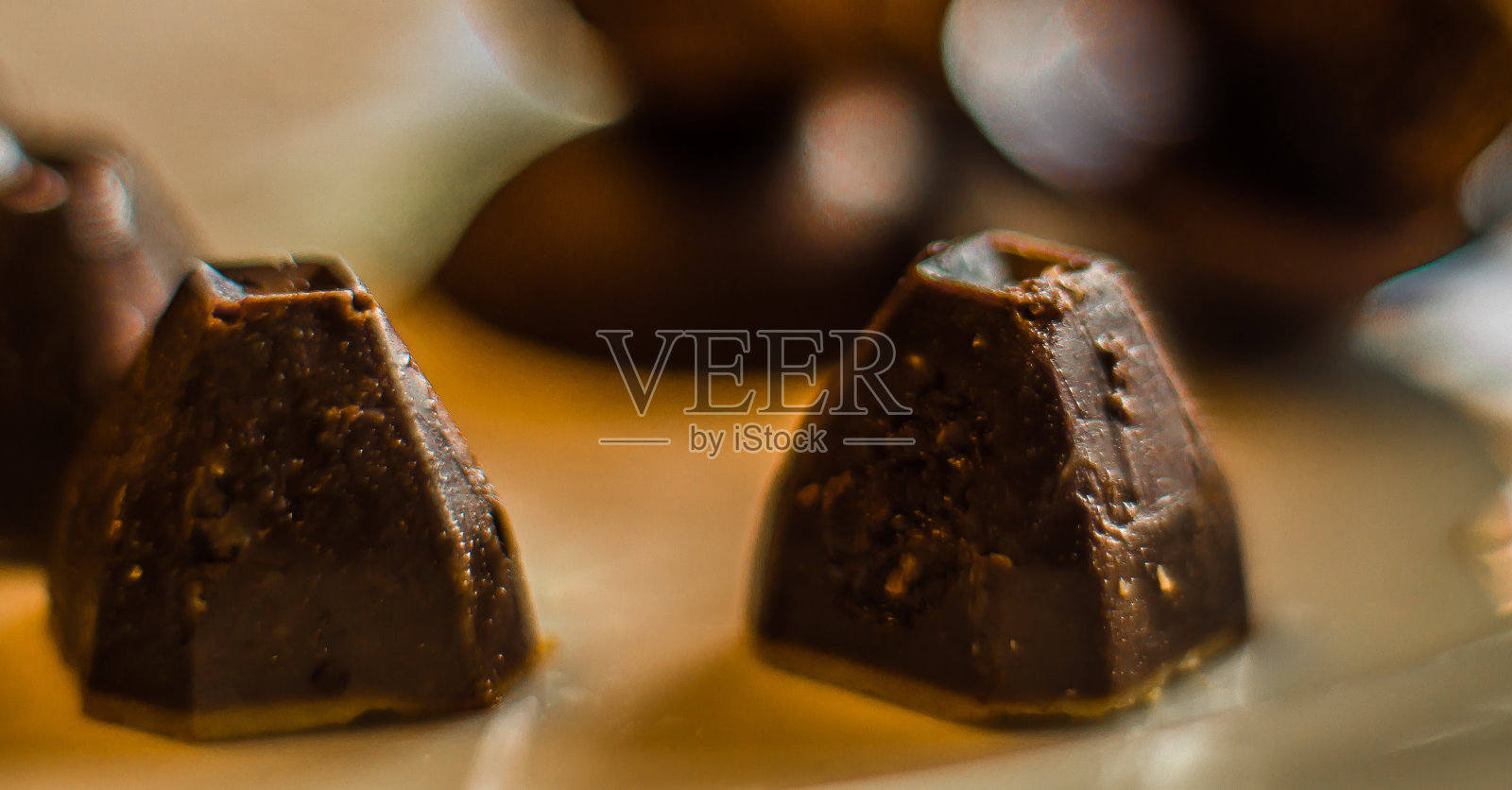 背景模糊的小巧克力糖果照片摄影图片