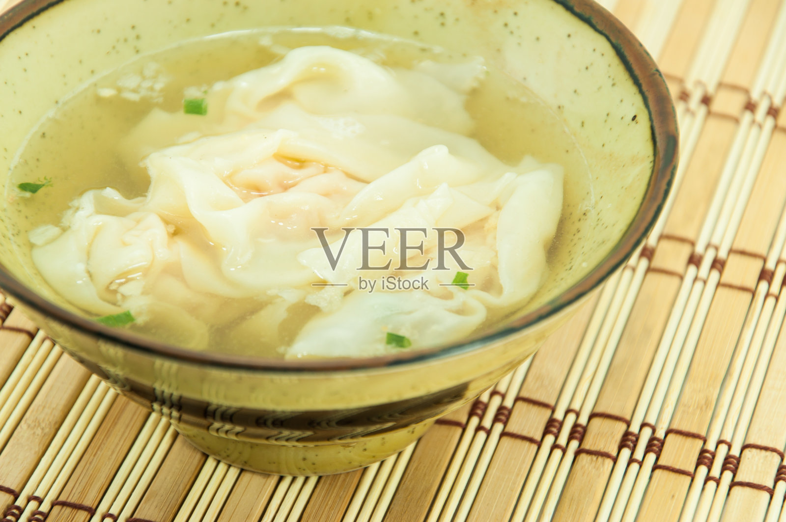 虾仁馄饨汤照片摄影图片