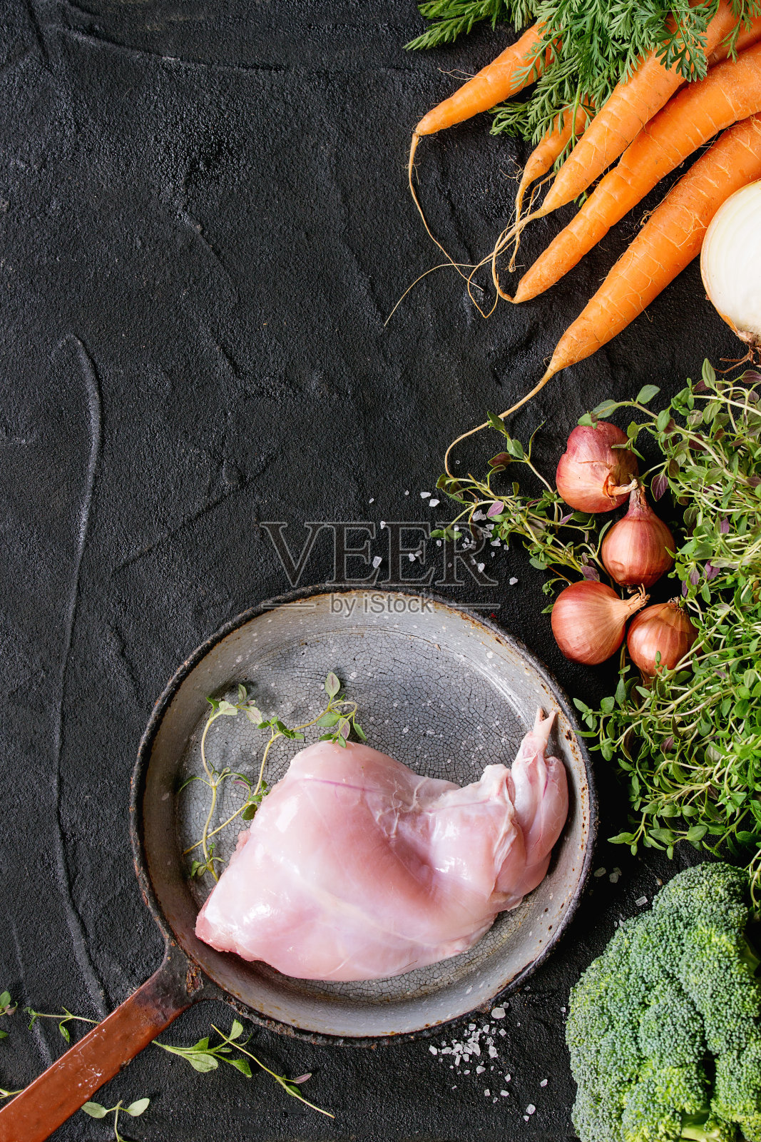 生兔腿配蔬菜照片摄影图片