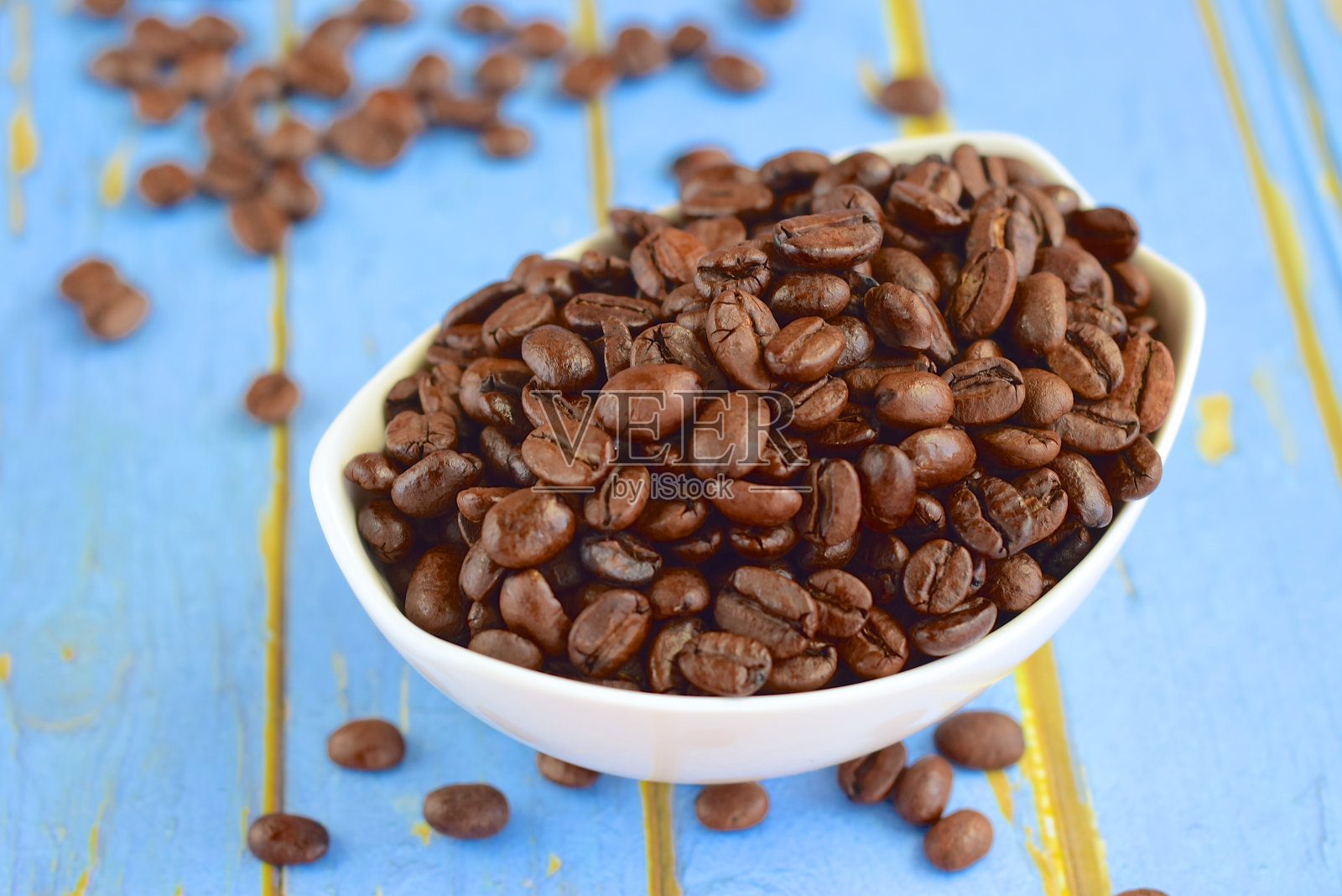 蓝色背景上的咖啡豆照片摄影图片