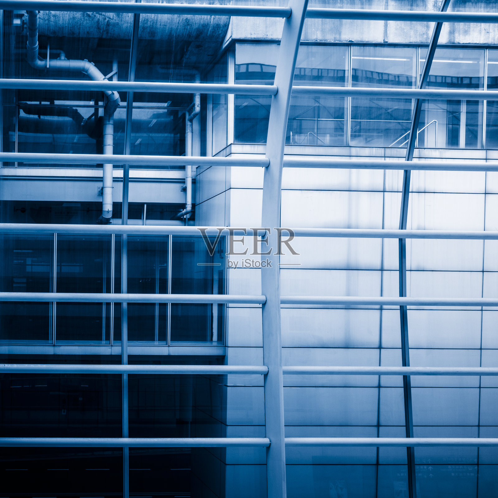 现代玻璃拱顶，蓝色调。照片摄影图片