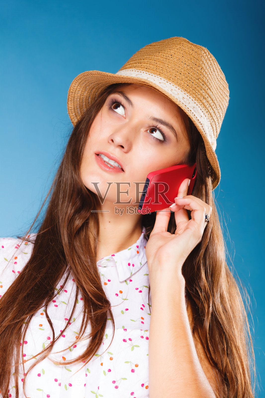 女孩在用手机和智能手机聊天照片摄影图片