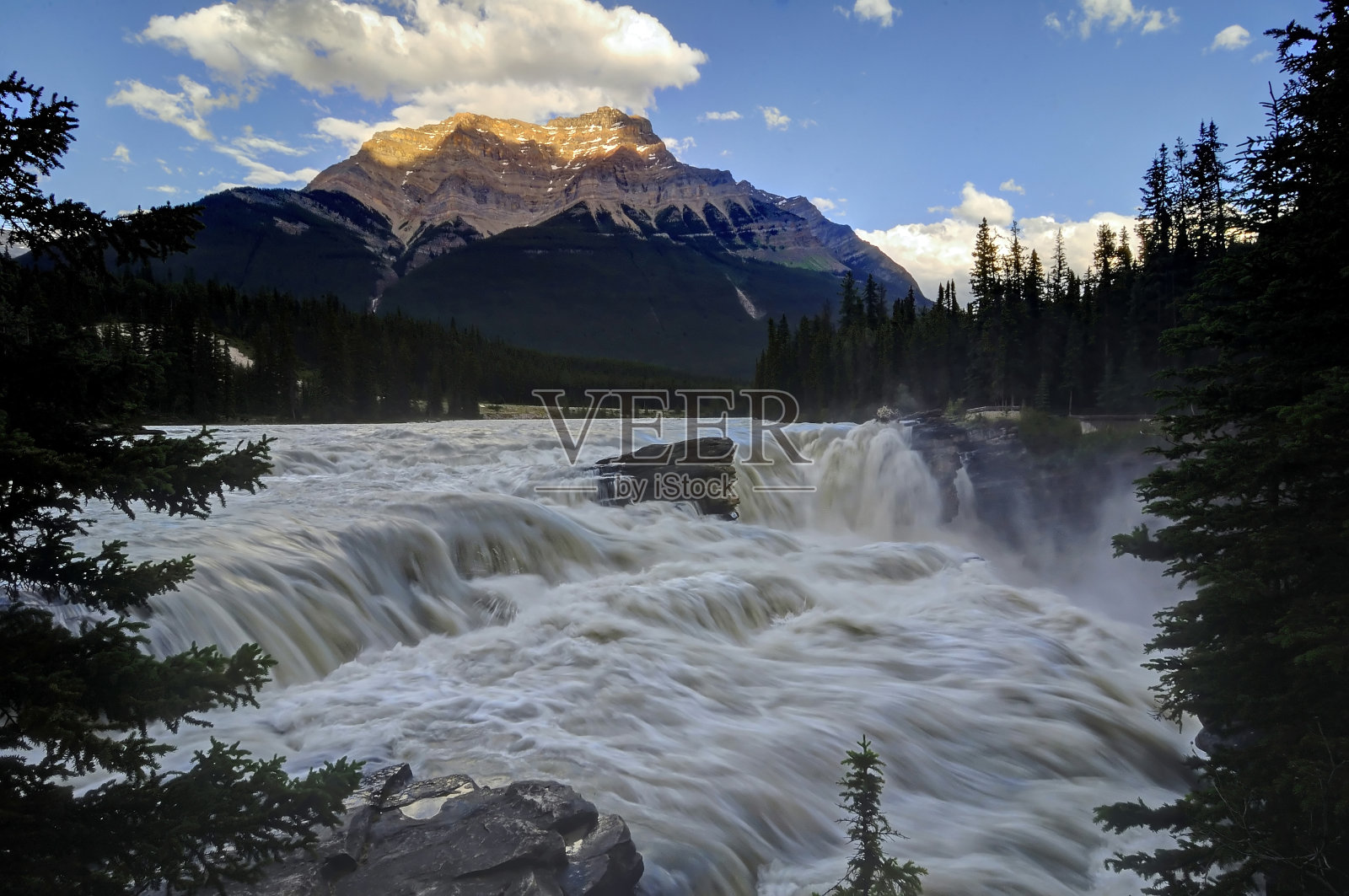 日落时分的阿萨巴斯卡瀑布照片摄影图片