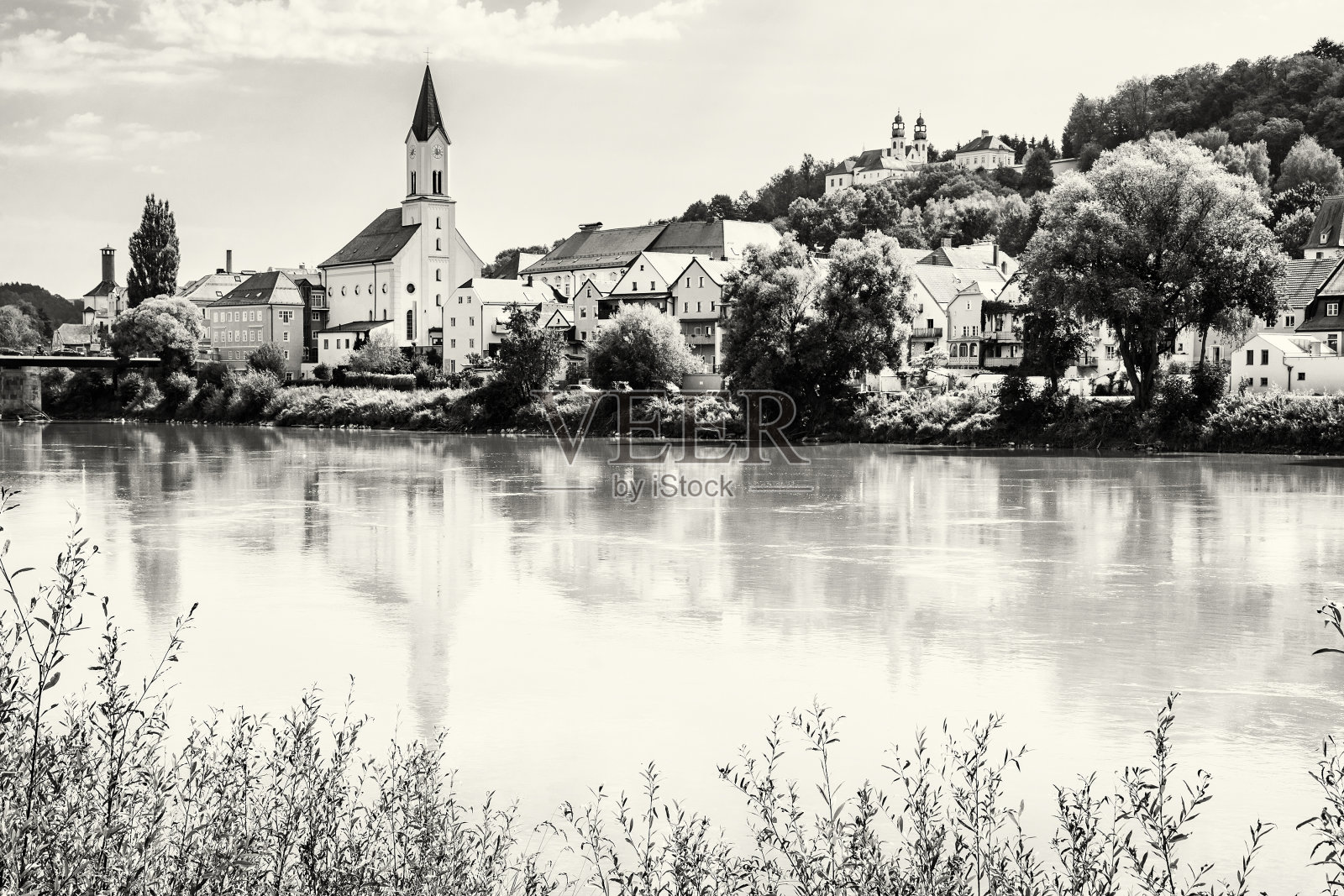 在山上的圣格特罗教堂和圣玛丽亚希尔夫教堂照片摄影图片