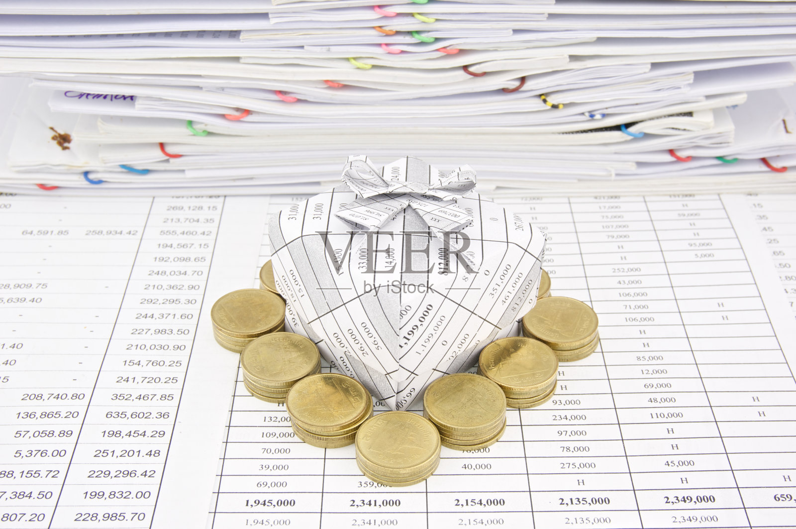 礼品盒周围一堆金币照片摄影图片