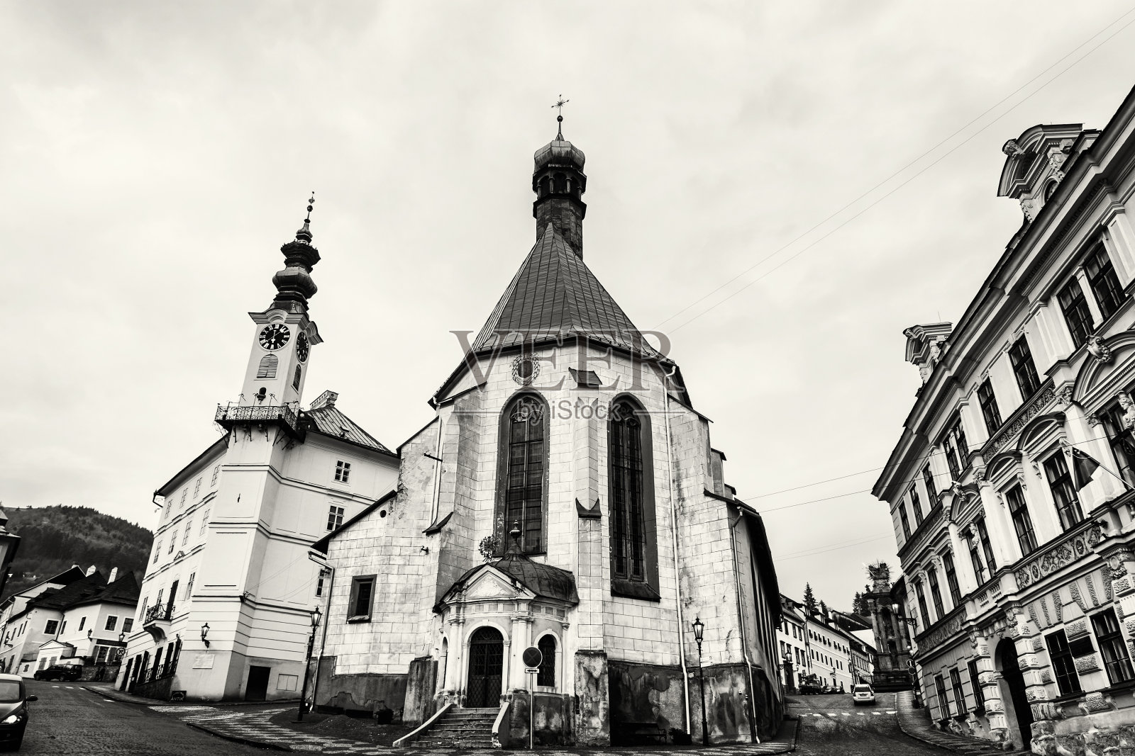 圣凯瑟琳教堂和市政厅在班斯卡斯蒂亚夫尼察市照片摄影图片