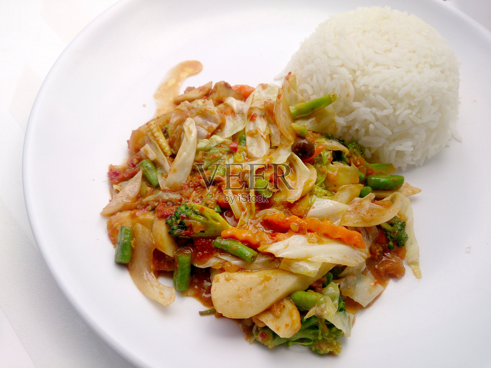 素菜配豆腐、甜萝卜和咖喱照片摄影图片