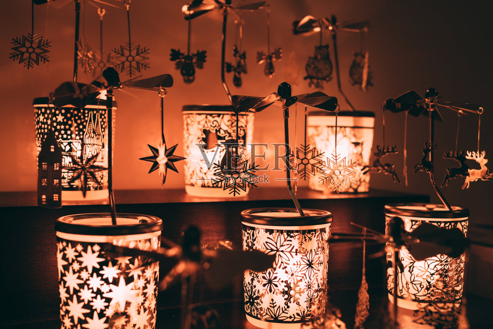 有些还在黑暗的房间里放了圣诞夜灯照片摄影图片