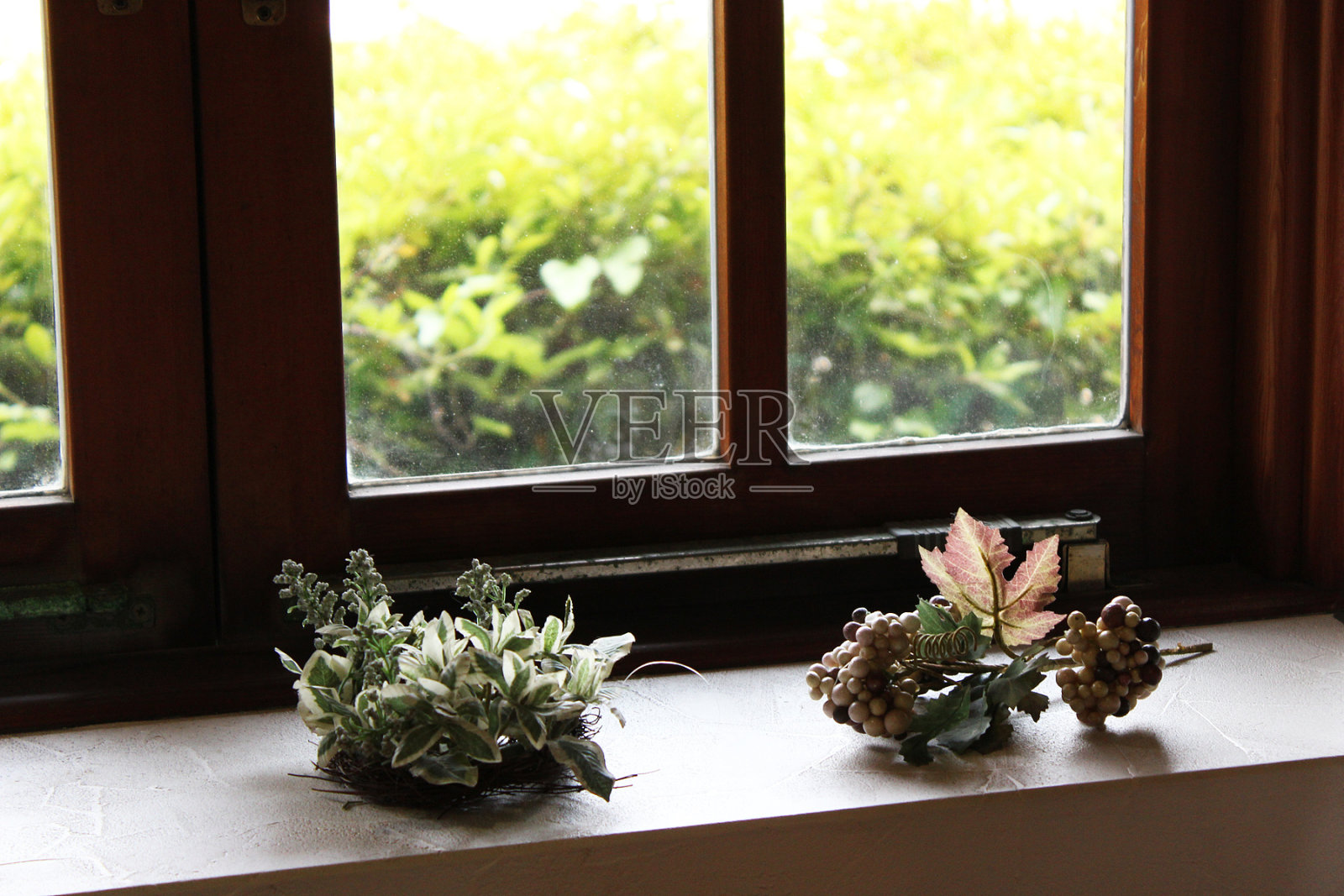 在窗边照片摄影图片