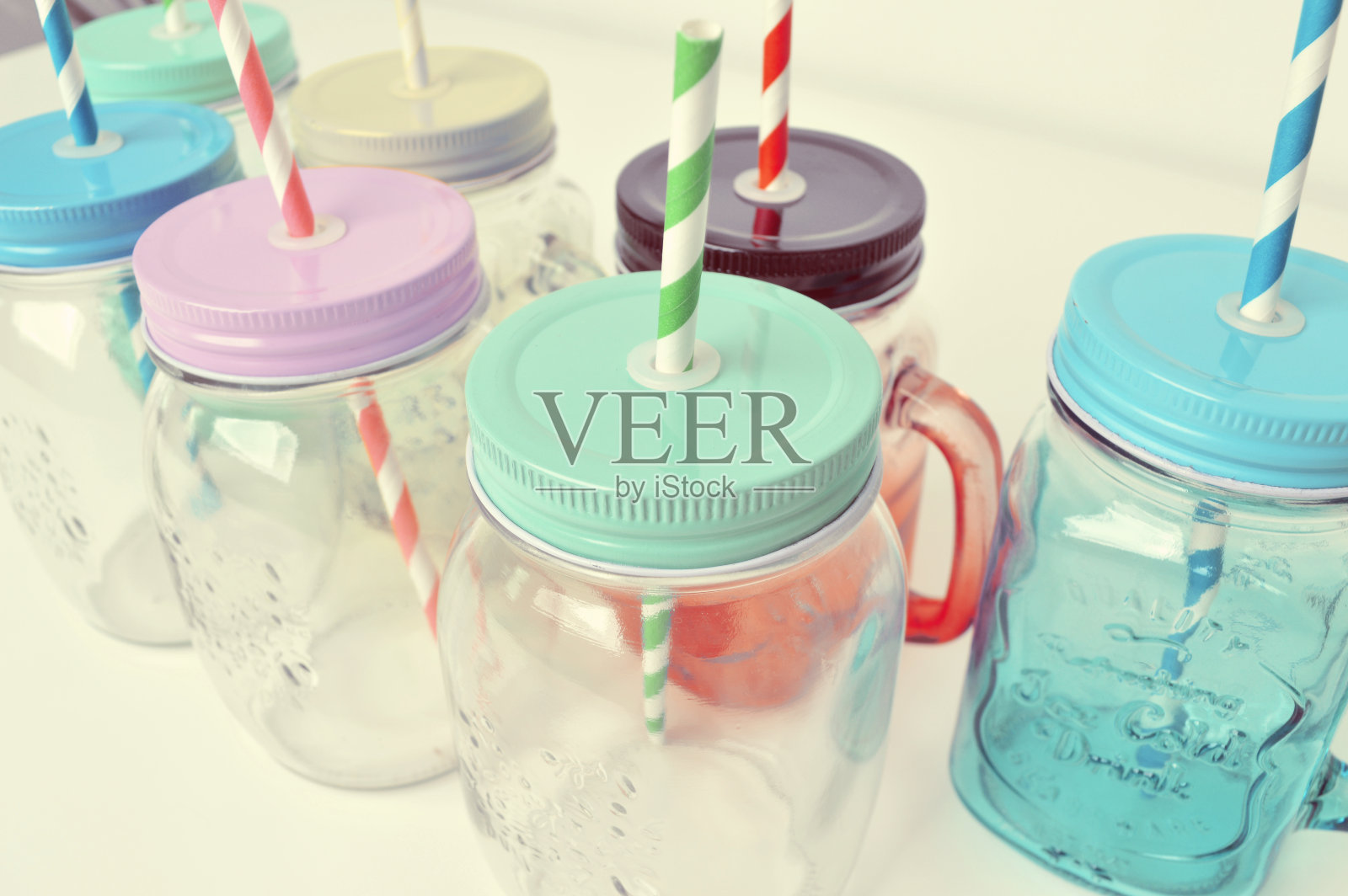 带有吸管的现代玻璃罐照片摄影图片