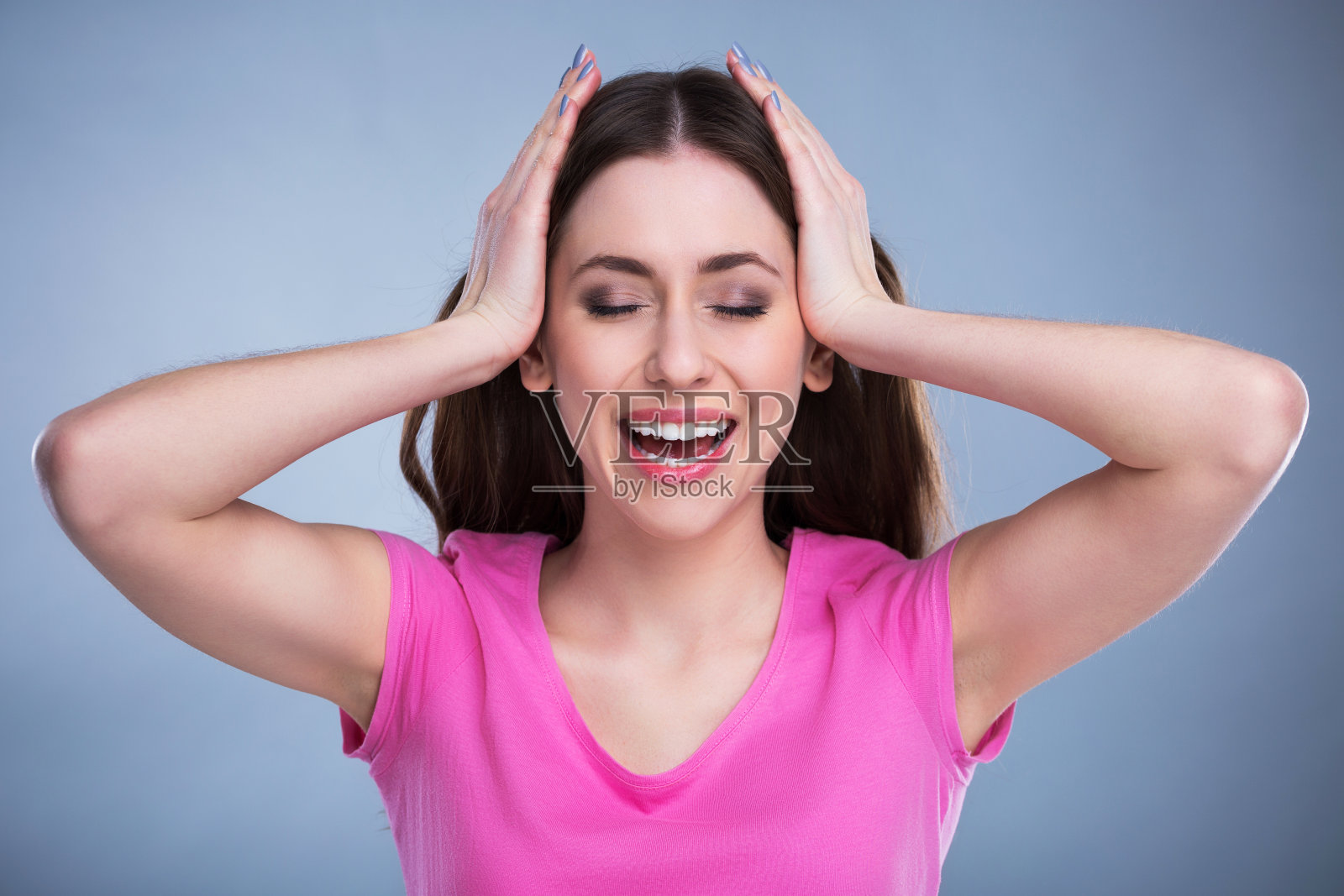 年轻女子捂住耳朵照片摄影图片