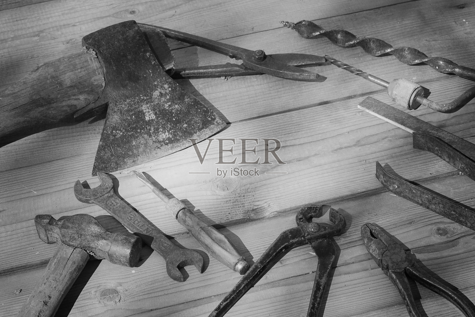 头盔和工具锤照片摄影图片