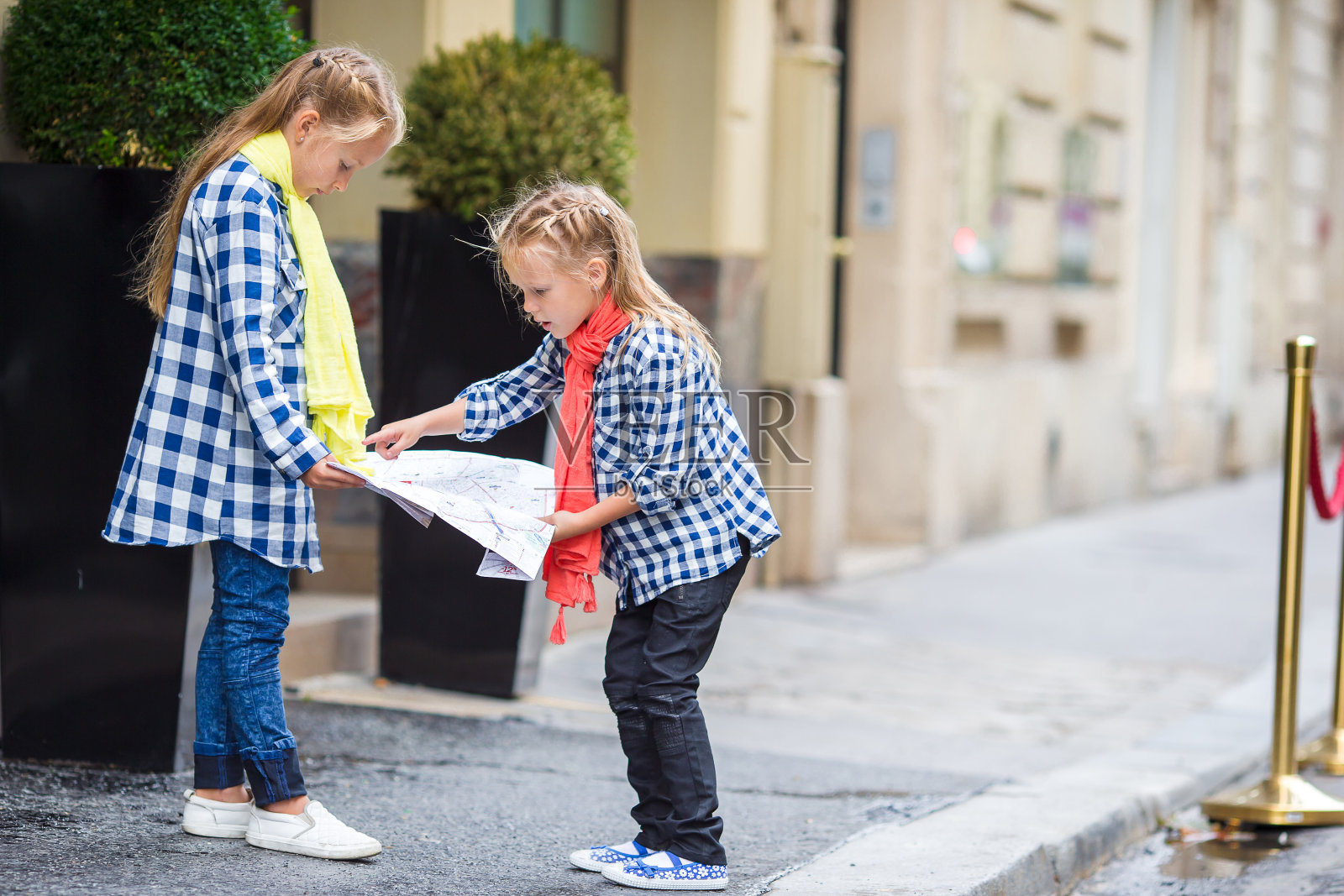 可爱的小女孩与欧洲城市的地图户外照片摄影图片