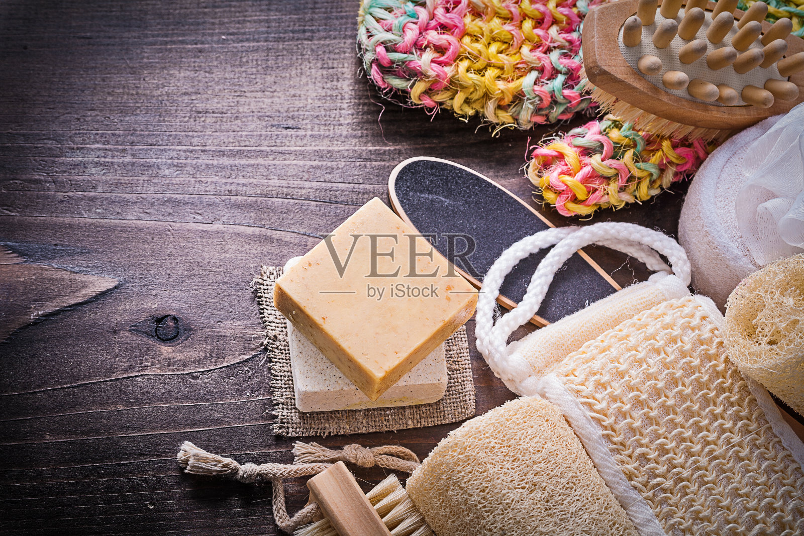 浴缸配件的组成在木板上俯视图照片摄影图片