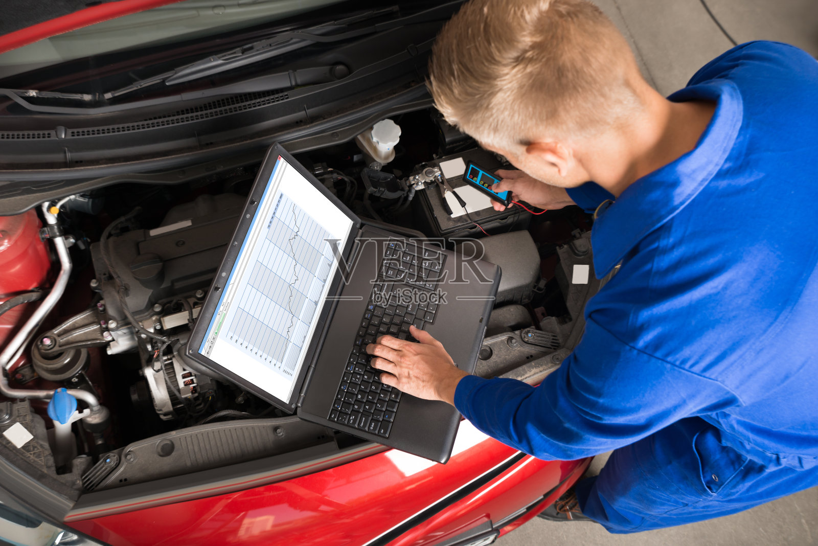 机修工用笔记本电脑修理汽车照片摄影图片