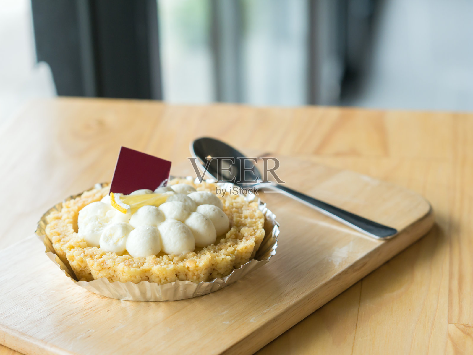 带新鲜柠檬的白色花馅饼。照片摄影图片
