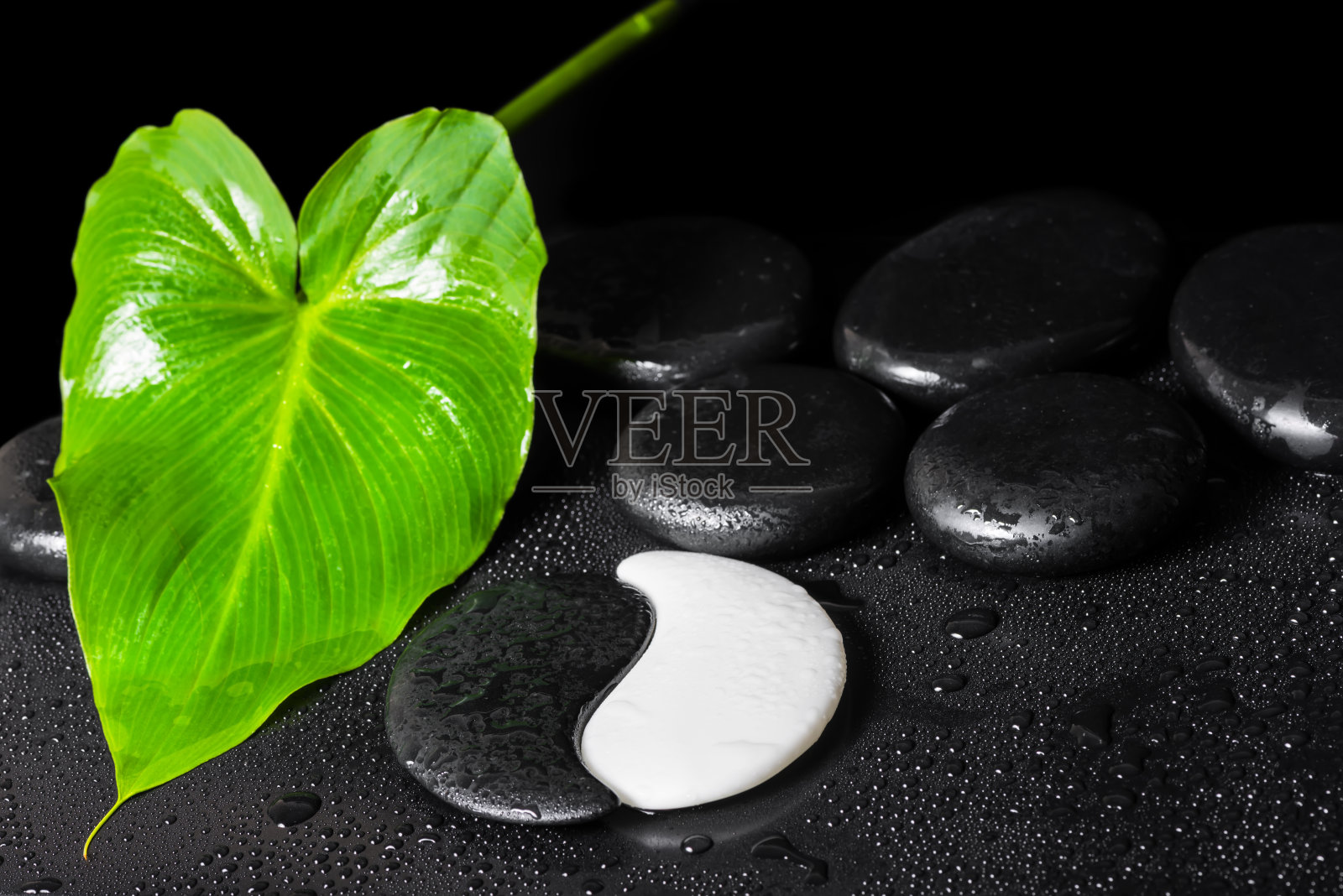 美丽的spa背景，有阴阳石纹理，绿叶照片摄影图片