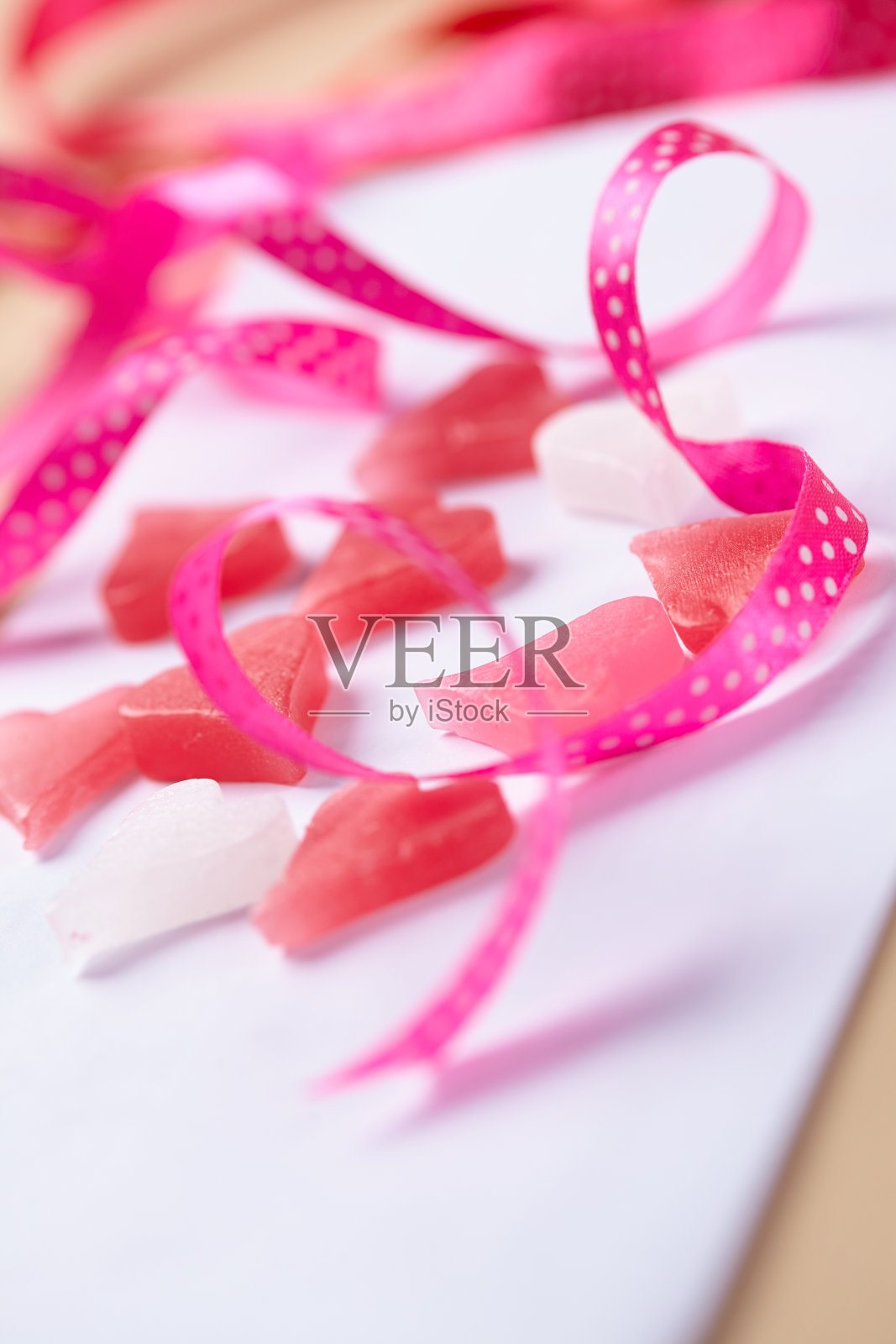 丝带和心形作为情人节礼物照片摄影图片