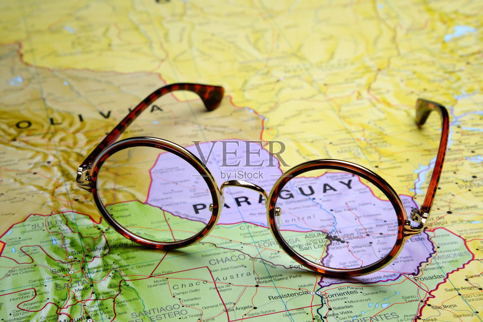 地图上的眼镜-亚松森照片摄影图片