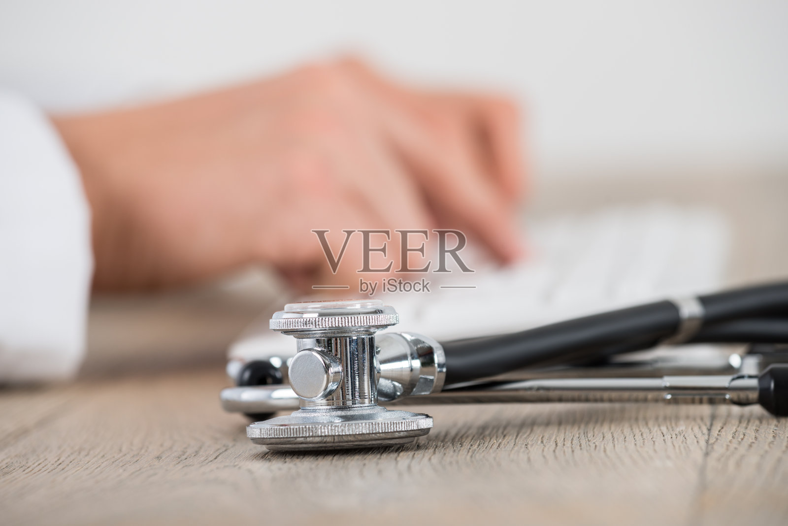 男医生使用电脑键盘照片摄影图片