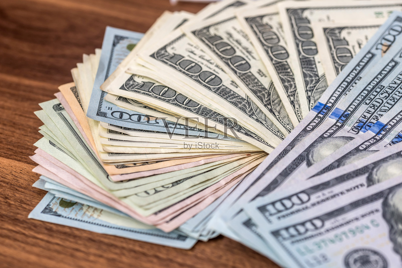 把美元放在木桌上照片摄影图片