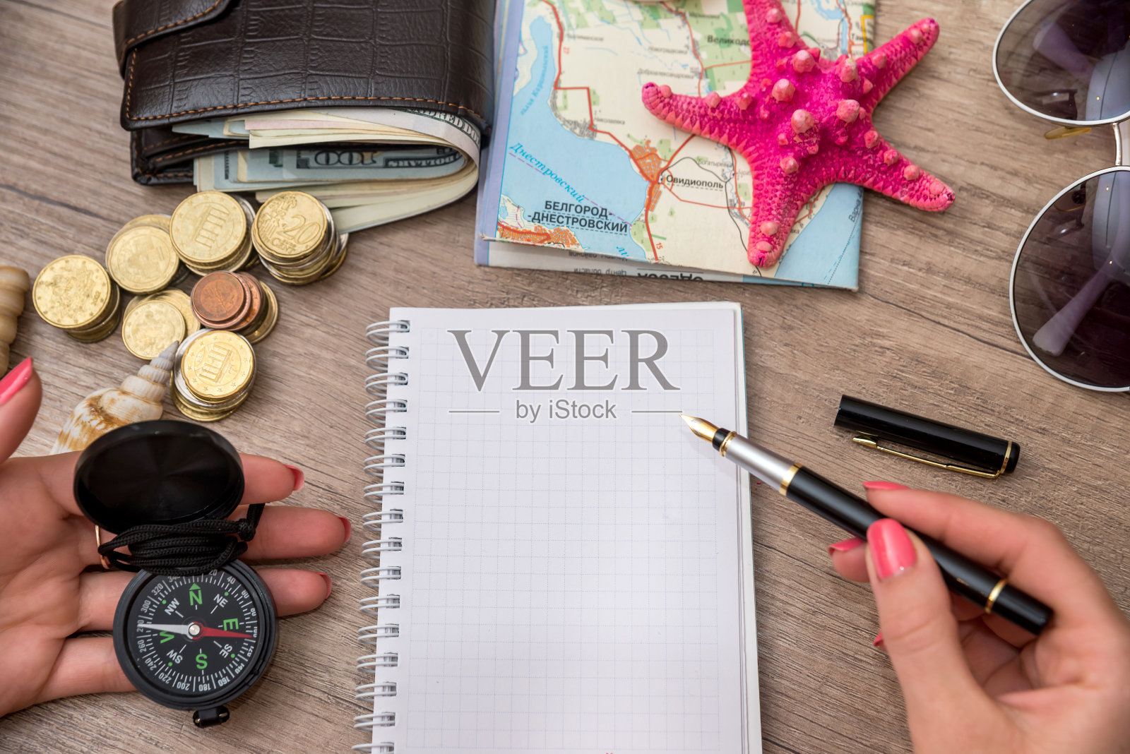 旅行配件-空记事本，钱，地图和指南针照片摄影图片