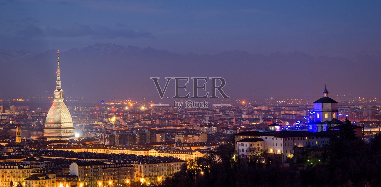 都灵(都灵)，全景鼹鼠Antonelliana和阿尔卑斯山照片摄影图片