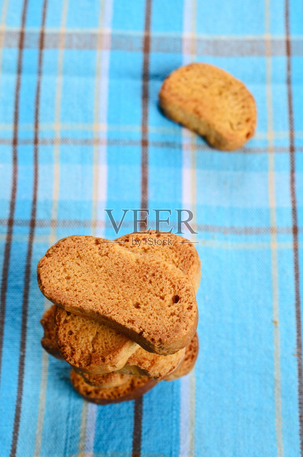 桌子上面包的特写镜头照片摄影图片