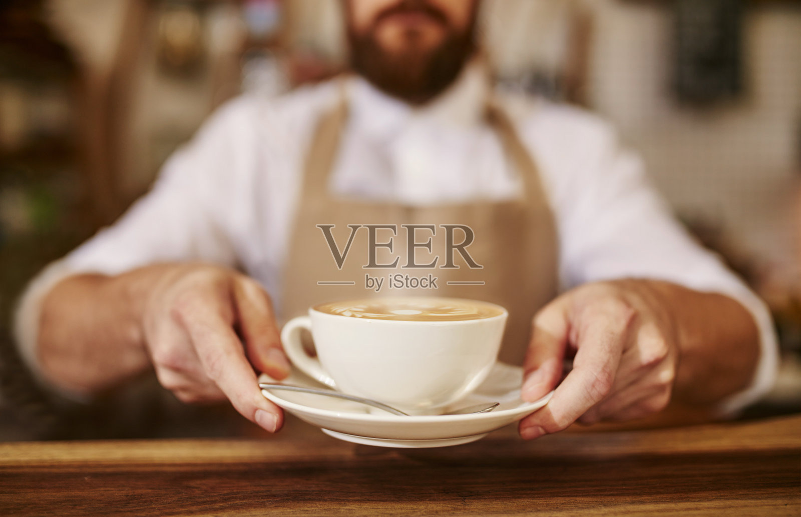 咖啡师为您端上一杯新鲜咖啡照片摄影图片