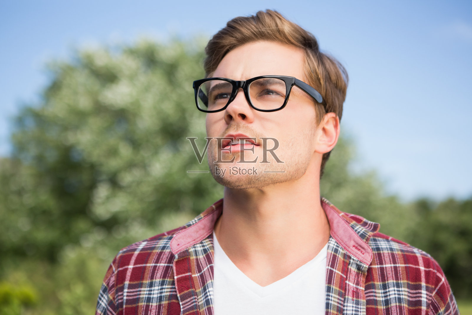 帅气的嬉皮士在公园里思考照片摄影图片